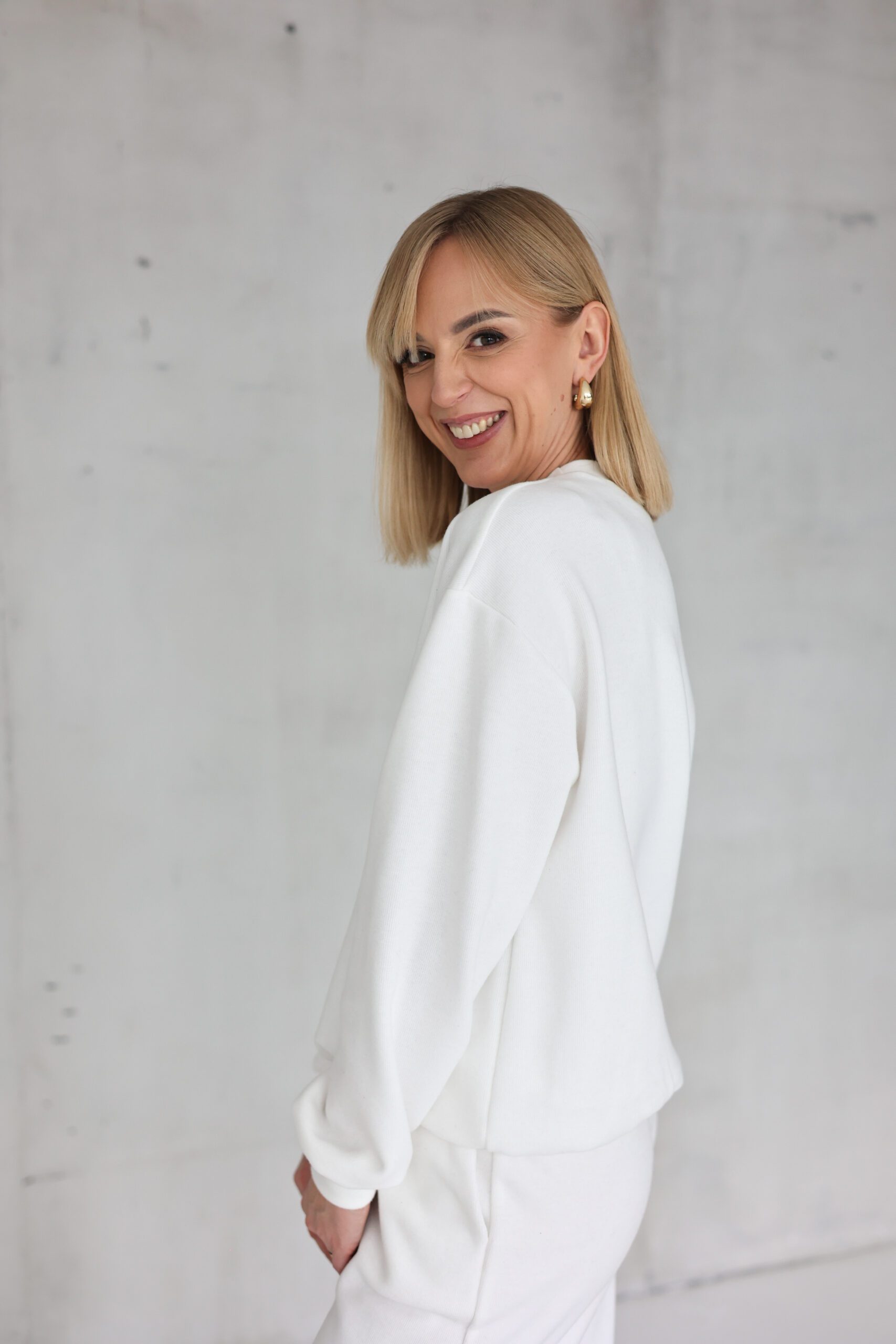 PEACH EFFECT. Moteriškas PIENO BALTUMO džemperis - Image 2