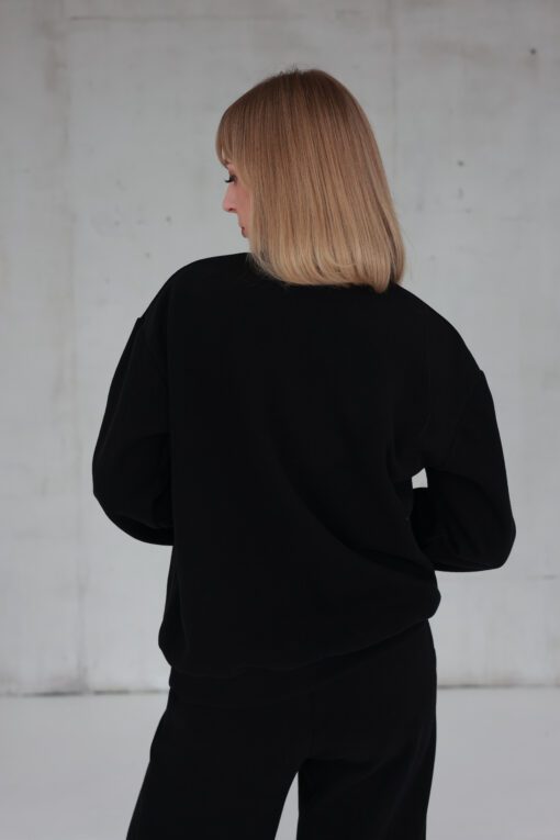 Alternative view of PEACH EFFECT. Moteriškas JUODAS džemperis