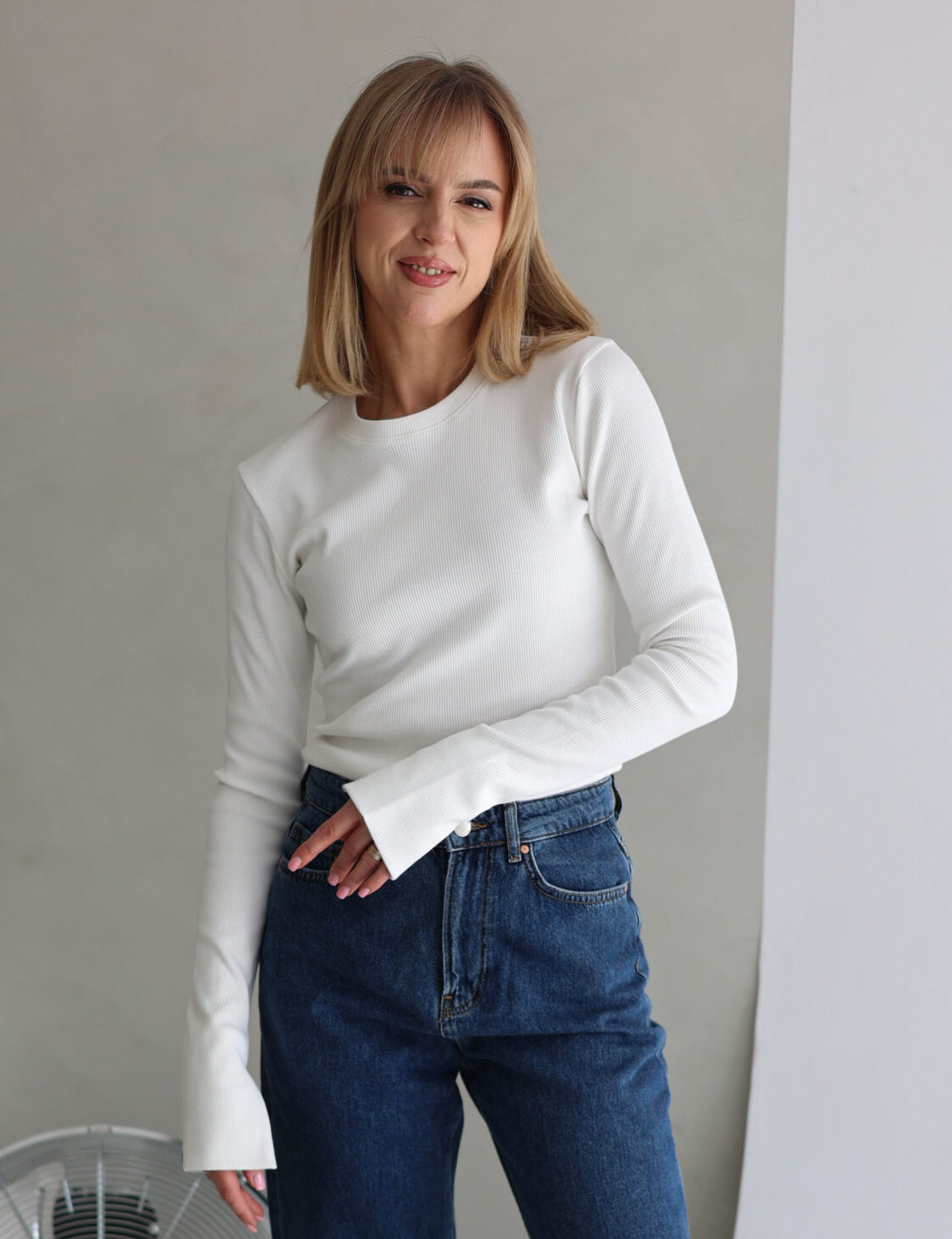 Moteriški ribb trikotažo marškinėliai su skeltukais PIENO BALTUMO